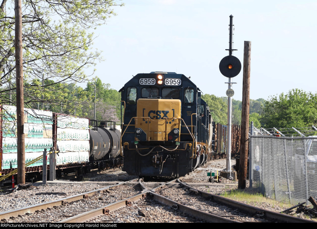 CSX 6959 in the lead of train L617 that has returned to the yard